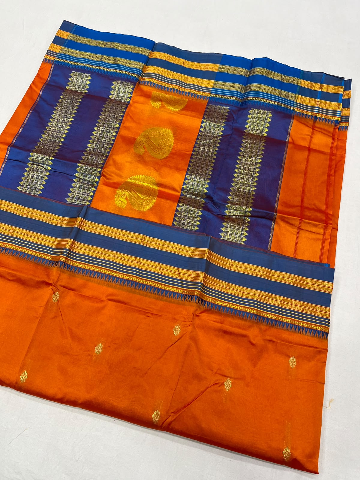 *Narayanpeth silk saree*
Running blouse 
Shoulder butti 
Pure silk
*Price: 6300/- + ship*