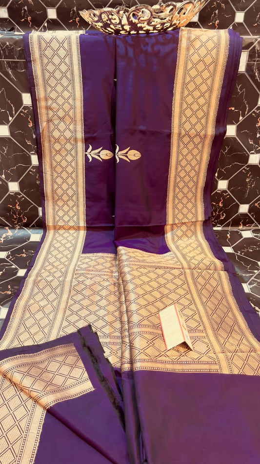 Exclusive Pure Katan Silk Handloom Saree
All-Over Alfi Boota | Kaduwa Border | Pista Zari Work
Rich Pallu | Running Blouse | Silk Mark Certified
Lightweight, Smooth & Soft