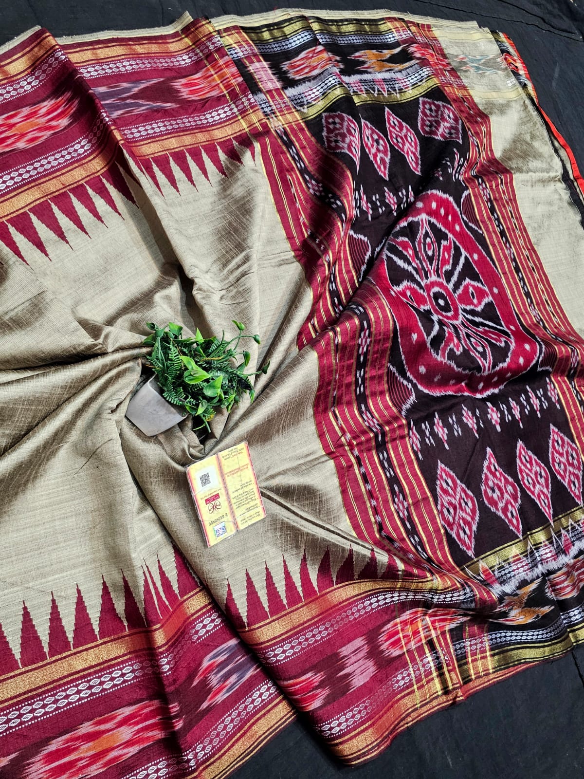 High demanding design 
*Pure Raw silk Handlloom ikkat and vidarbha (karvati kinar) temple border saree or ikkat pallu with contrast blouse*
silkmark certified
