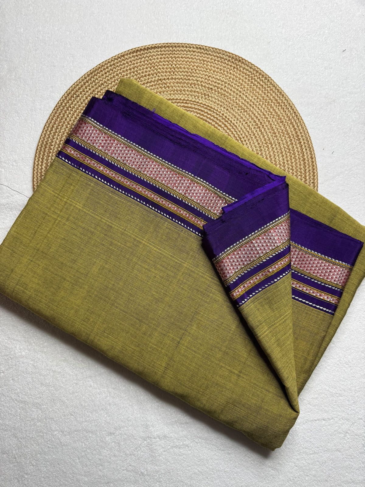 Cotton saree Chikki paras
Material - cotton by cotton 
Border - Chikki  border 
Saree Name - Ilkal cotton Chikki  sarees
Pallu - silk pallu 
Blouse -running
Handloom -yes
Saree length- 6.2

