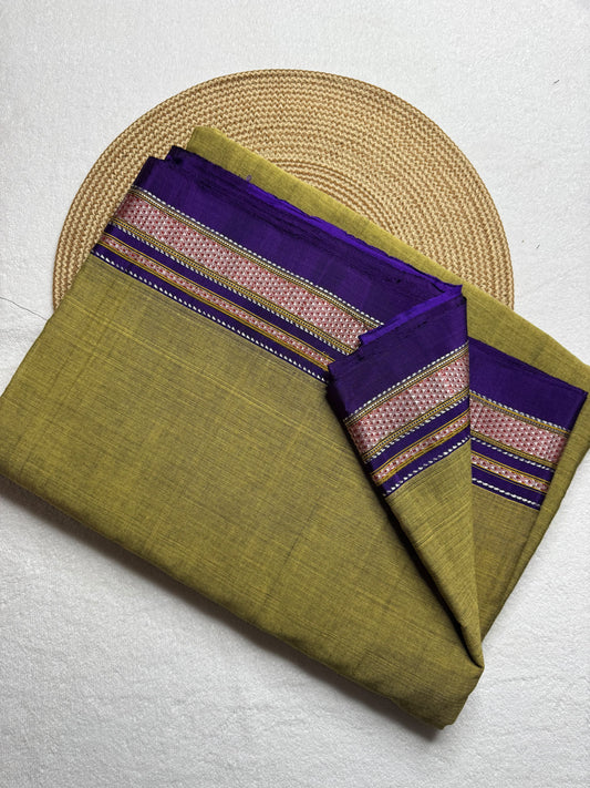 Cotton saree Chikki paras
Material - cotton by cotton 
Border - Chikki  border 
Saree Name - Ilkal cotton Chikki  sarees
Pallu - silk pallu 
Blouse -running
Handloom -yes
Saree length- 6.2
