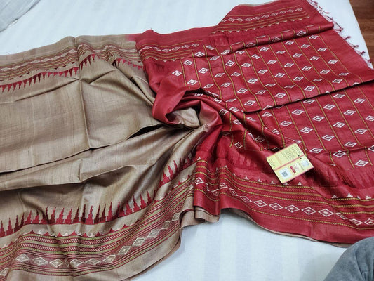 Pure tussar by  munga with beautiful temple embroidery design pallu and border silk handloom saree with blouse pc.
Available 
Best quality 
Silk mark tag 👈🏻