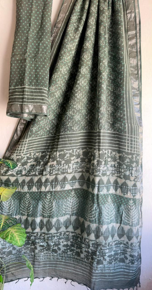 👌🏻Linen collection 👌🏻
.... *Hand* block printed linen saree with blouse.....
Size 6.5 with blouse
Natural dye n colour
 
Pure hand ( without screen print ) 
