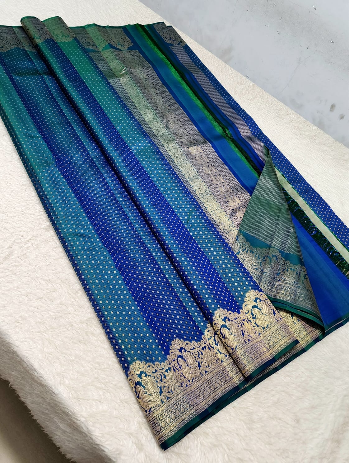 *100% PURE  KANCHIPURAM HANDWOVEN PREMIUM QUALITY 2G TURNING 10000 BUTTAS SILK SAREES*

*2 GRAM GOLD PURE ZARI WEAVING*
*SILK MARK CERTIFICATE ATTACHED*