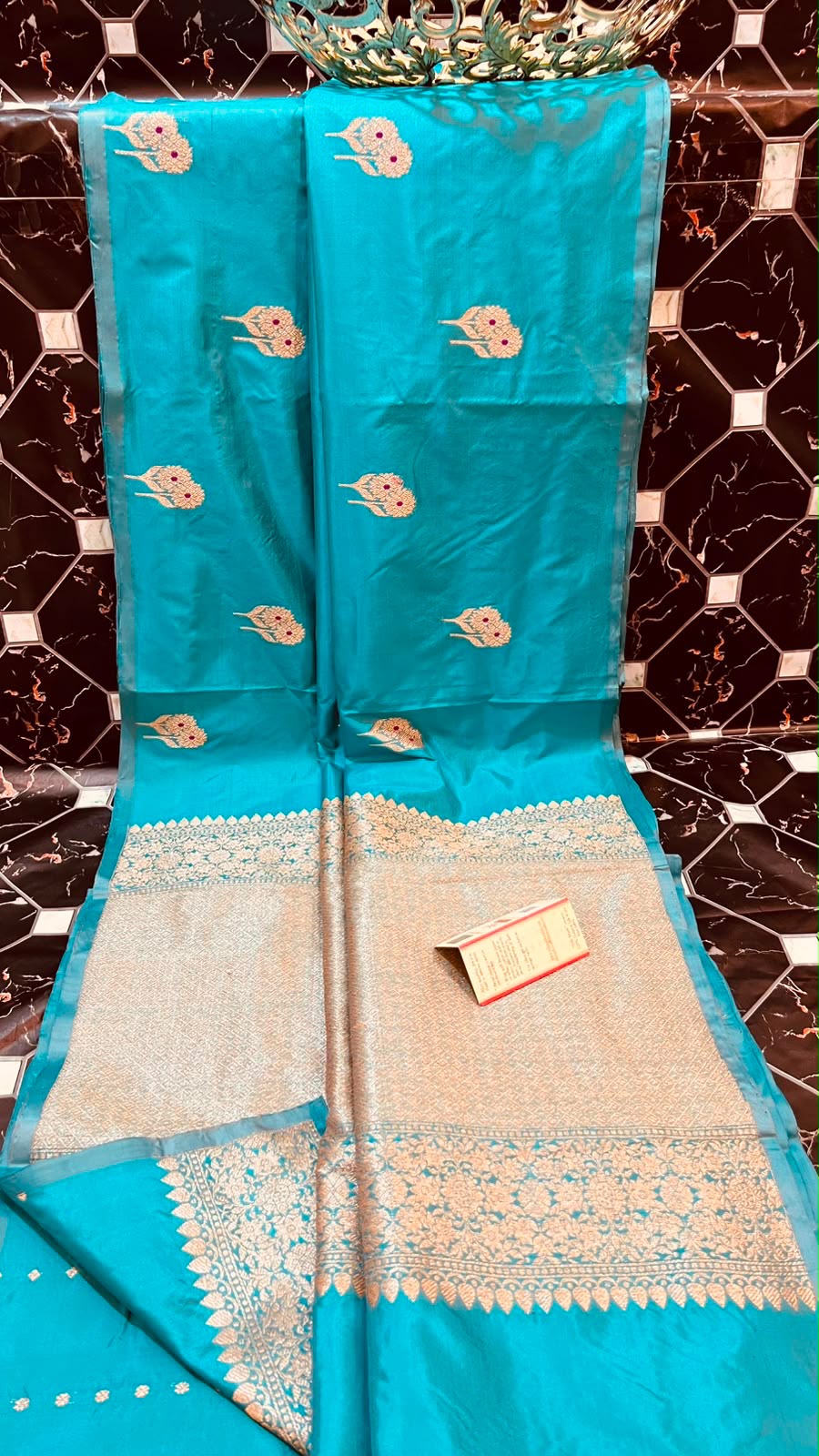 EXCLUSIVE HANDLOOM PURE KATAN SILK
• Fancy Katan, Double Warp
• All-over Meenakari Poth Boota
• Piping Kanji Border with Antique Zari
• Rich Pallu & Heavy Blouse
• Silk Mark Certified
• Smooth & Soft