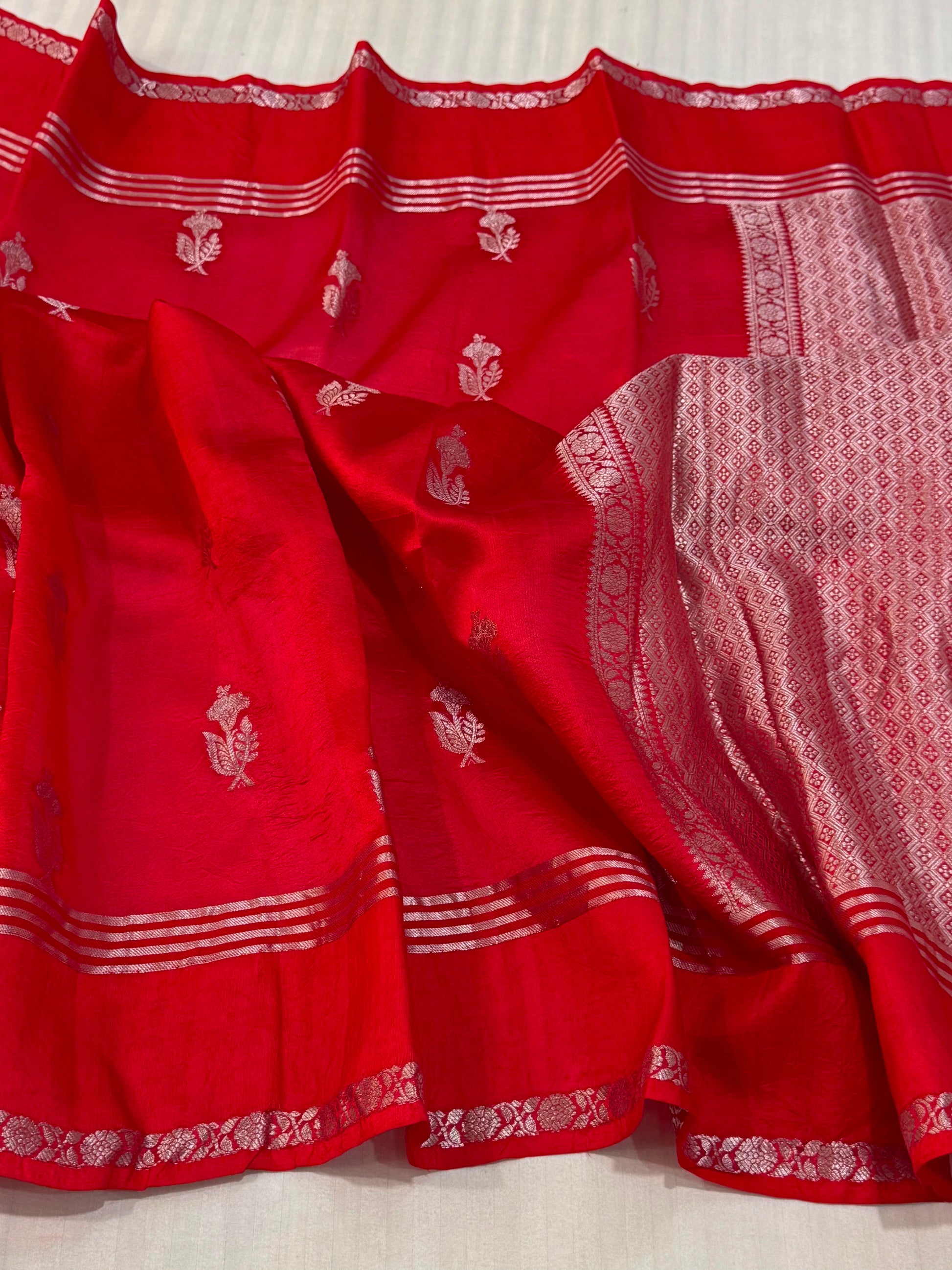 Exclusive Pure Katan Silk Handloom Saree
All-Over Alfi Boota | Kaduwa Border | Pista Zari Work
Rich Pallu | Running Blouse | Silk Mark Certified
Lightweight, Smooth & Soft