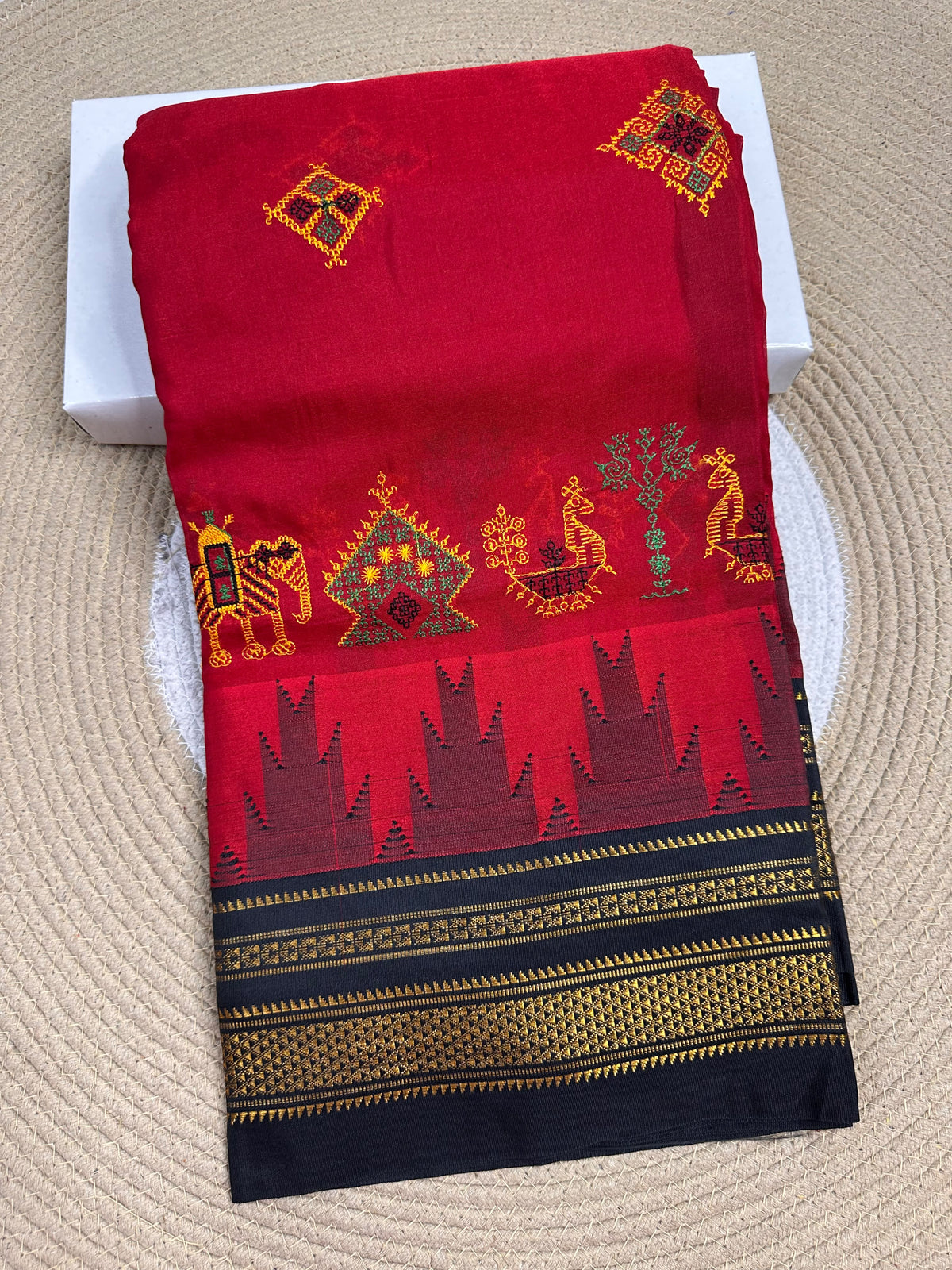 Material - Maserised cotton 
Border - Temple border, Chikki Paras
Saree Name -Tana warpa kasuti saree 
Pallu -Ilkal pallu
Blouse -contrast
Handloom -no
Saree length- 6.2