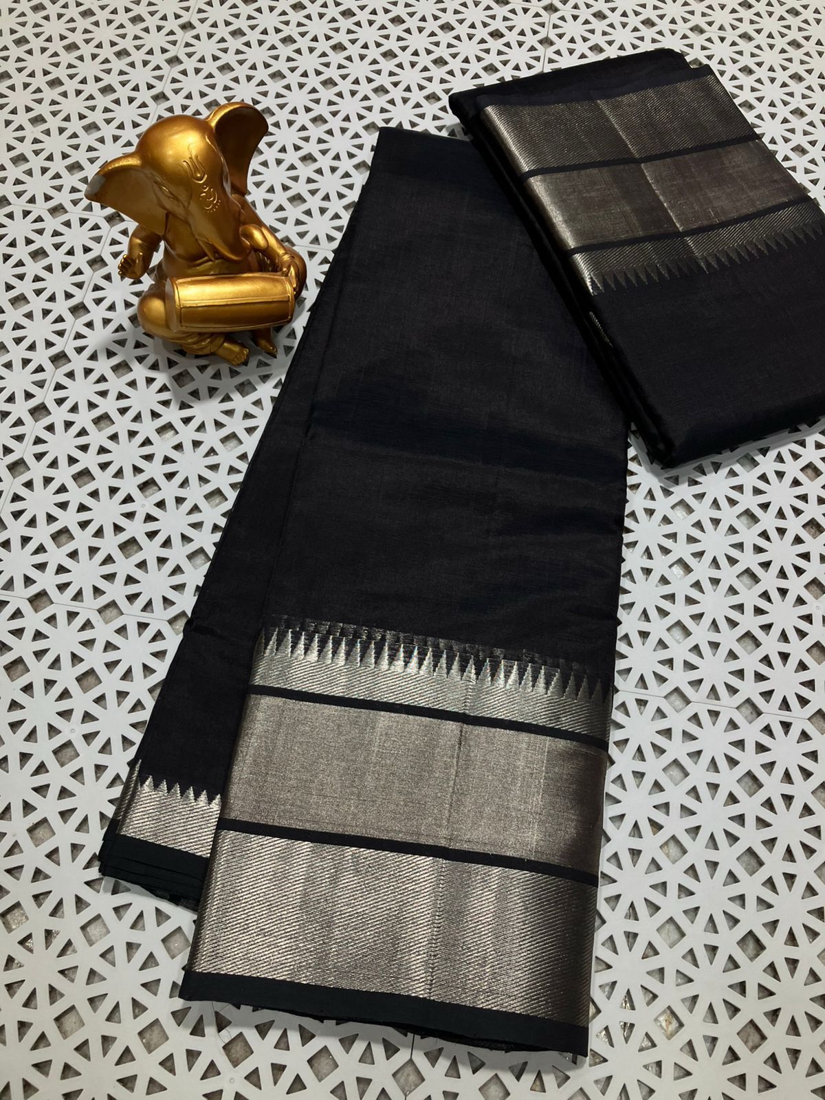 *Material*:Mangalagiri pure pattu by cotton

*Model*:250k jari border plain pure pattu sarees

Running pallu and blouse
