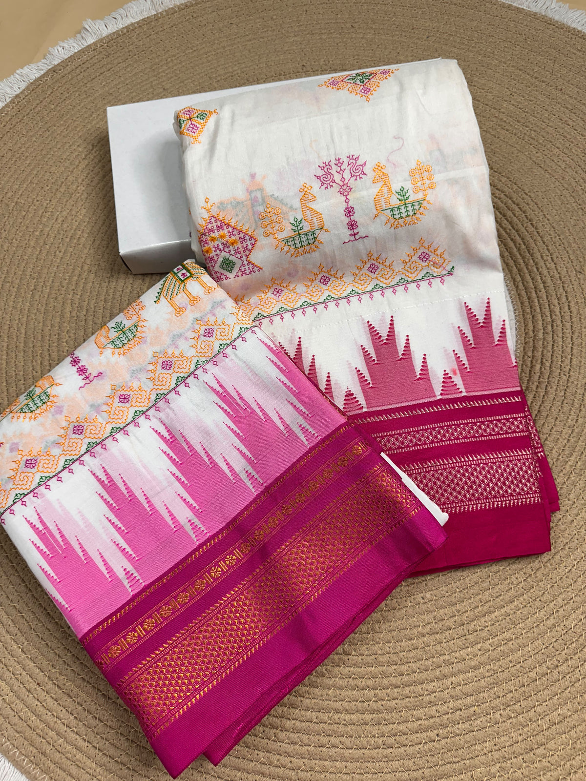 Material - Maserised cotton 
Border - Temple border, Chikki Paras
Saree Name -Tana warpa kasuti saree 
Pallu -Ilkal pallu
Blouse -contrast
Handloom -no
Saree length- 6.2