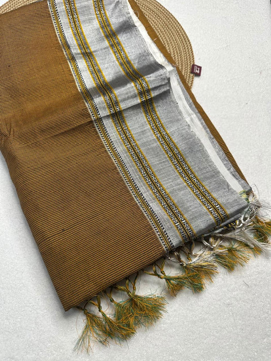 Material - viscos by cotton
Border - gayitri border
Saree Name -ilkal Gayatri micro checks saree
Pallu -cotton pallu
Blouse -running
Handloom -yes
Saree length- 7.2