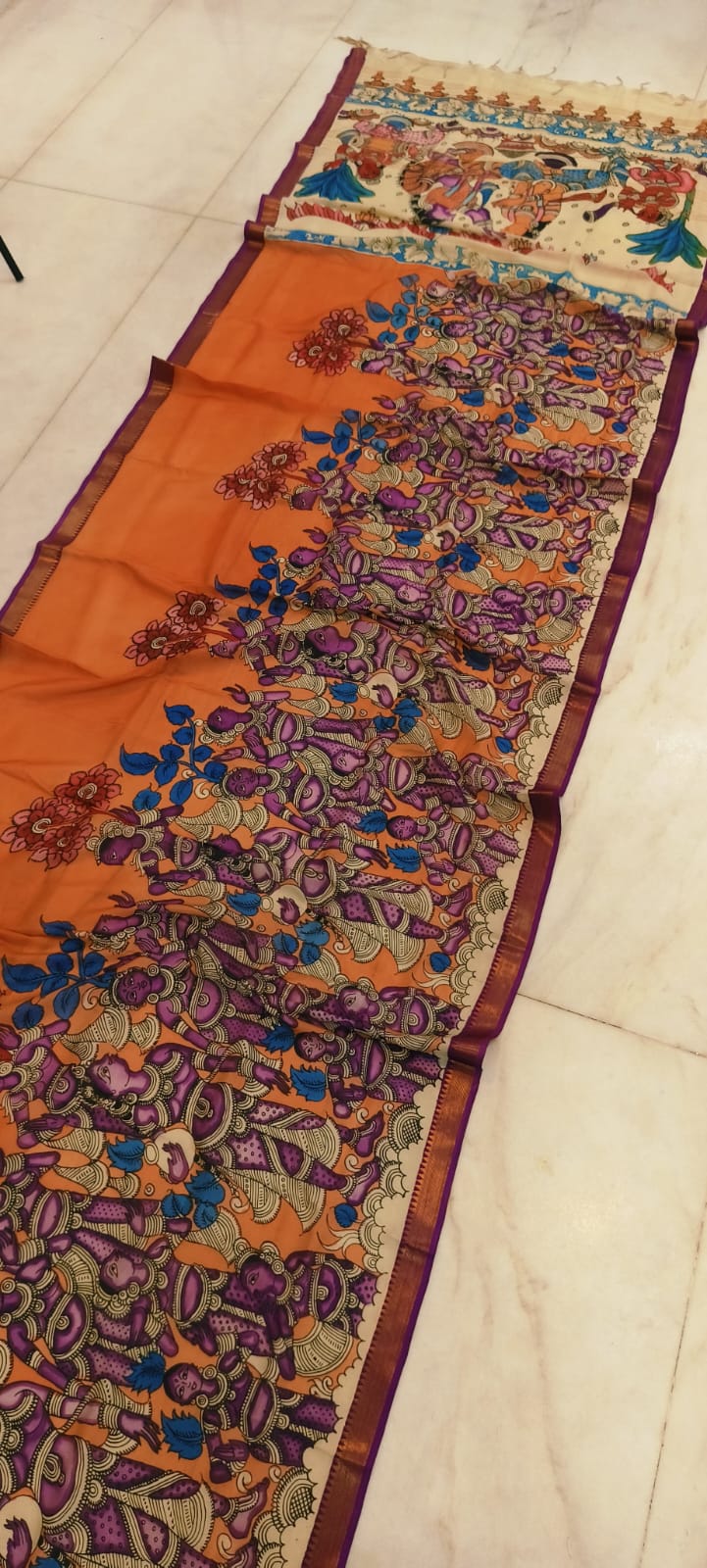 *Mangagiri silk sarees*
*Pen kalamkari sarees* 
*Hand drawn hand painted sarees* 
🌺🌺🌺🌺🌺🌺🌺
*Length 6.5 mtr*
*Width 44 inch*
