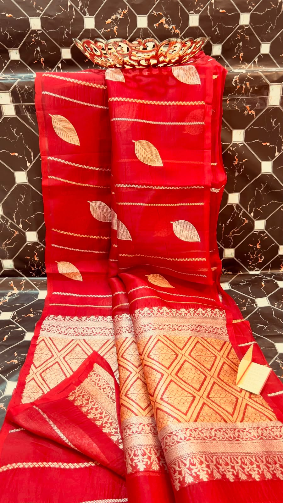 EXCLUSIVE HANDLOOM PURE KORA SILK

• Fancy Kora Silk
• Piping Kanji Border with Antique Zari
• Rich Pallu & Heavy Blouse
• Silk Mark Certified
• Smooth & Soft