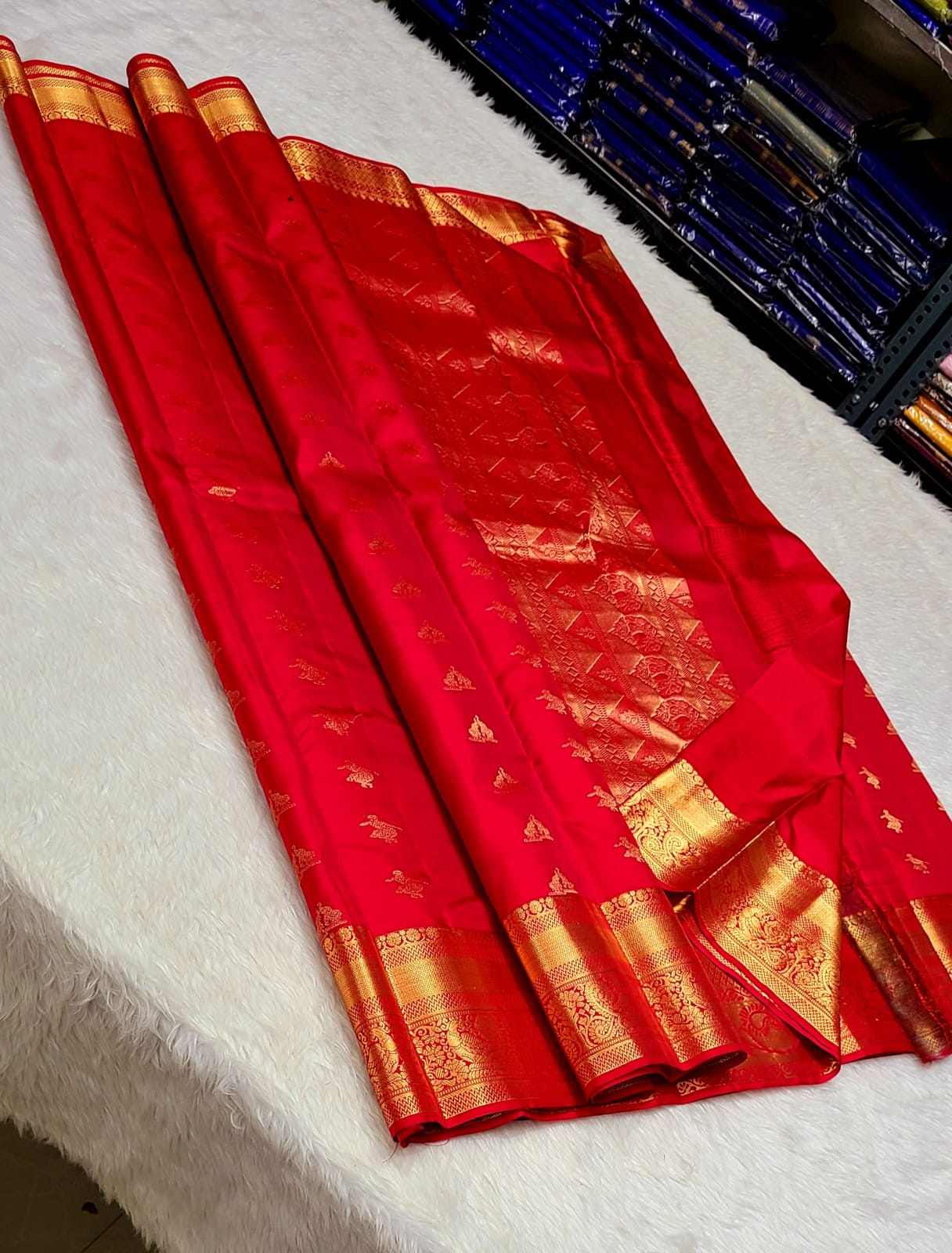 *100% PURE  Pure Silk KanjeevaramPURAM HANDWOVEN VERY PREMIUM QUALITY 1G SELF PATTERN SILK SAREES*

*1 GRAM GOLD PURE ZARI WEAVING*
*SILK MARK CERTIFICATE ATTACHED*

GOLD ZARI WEAVING PAKKKA HANDLOOM

EXCLUSIVE COLLECTION SUNDAY OFFER
