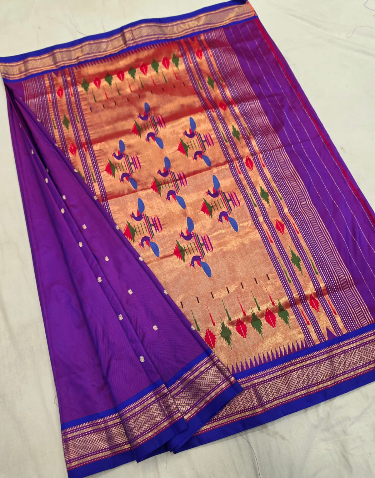 *Yeola Paithani*
Pure Silk 
Double Pallu 
💯 Handwoven 
Silkmark Certified 
Shoulder Buttis 
Quality Weaving 👌🏼 
With Running Blouse 