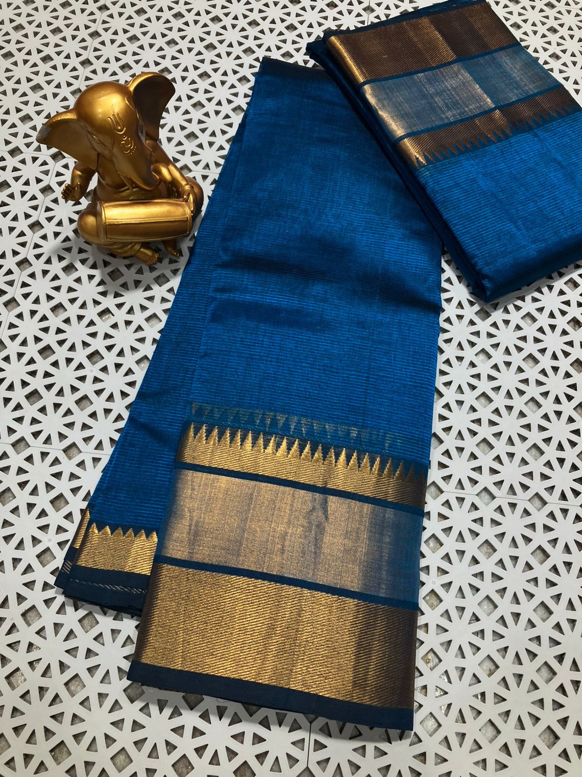*Material*:Mangalagiri pure pattu by cotton

*Model*:250k jari border plain pure pattu sarees

Running pallu and blouse