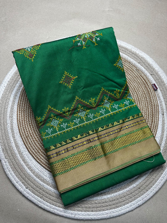 Material - shiny Maserised blended blended silk
Border - chikki paras
Saree Name -ilkal special kasuti saree
Pallu -patti pallu
Blouse -running 
Handloom -no
Saree length- 6.2
