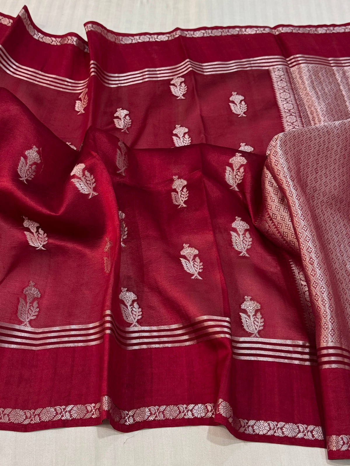 Exclusive Pure Katan Silk Handloom Saree
All-Over Alfi Boota | Kaduwa Border | Pista Zari Work
Rich Pallu | Running Blouse | Silk Mark Certified
Lightweight, Smooth & Soft