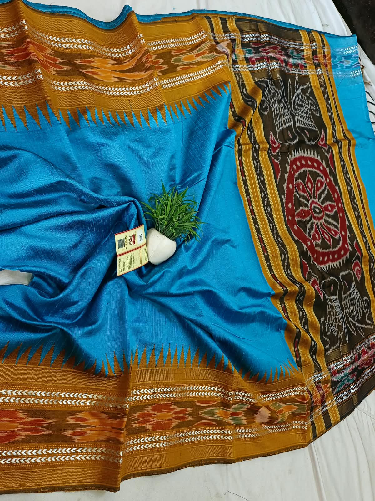 *Pure raw silk handloom Ikkat and vidarbha temple border saree with contrast blouse*
Pure raw silk saree
Silk mark certified
Handloom made
Best quality