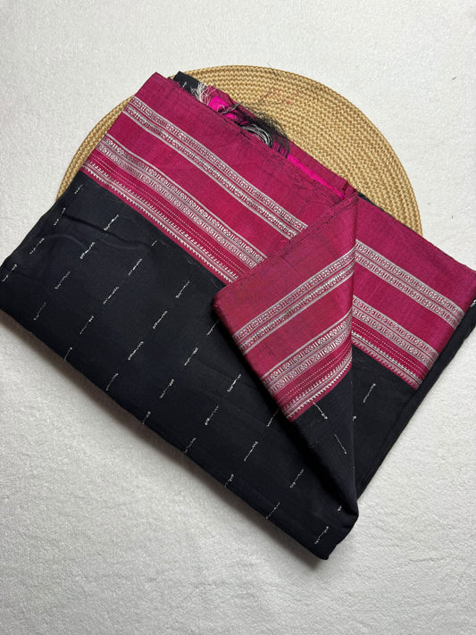 Cotton saree Chikki paras
Material - cotton by cotton 
Border - Chikki  border 
Saree Name - Ilkal cotton Chikki  sarees
Pallu - silk pallu 
Blouse -running
Handloom -yes
Saree length- 6.2

