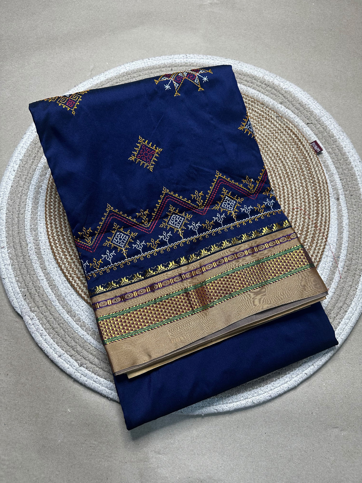 Material - shiny Maserised blended blended silk
Border - chikki paras
Saree Name -ilkal special kasuti saree
Pallu -patti pallu
Blouse -running 
Handloom -no
Saree length- 6.2