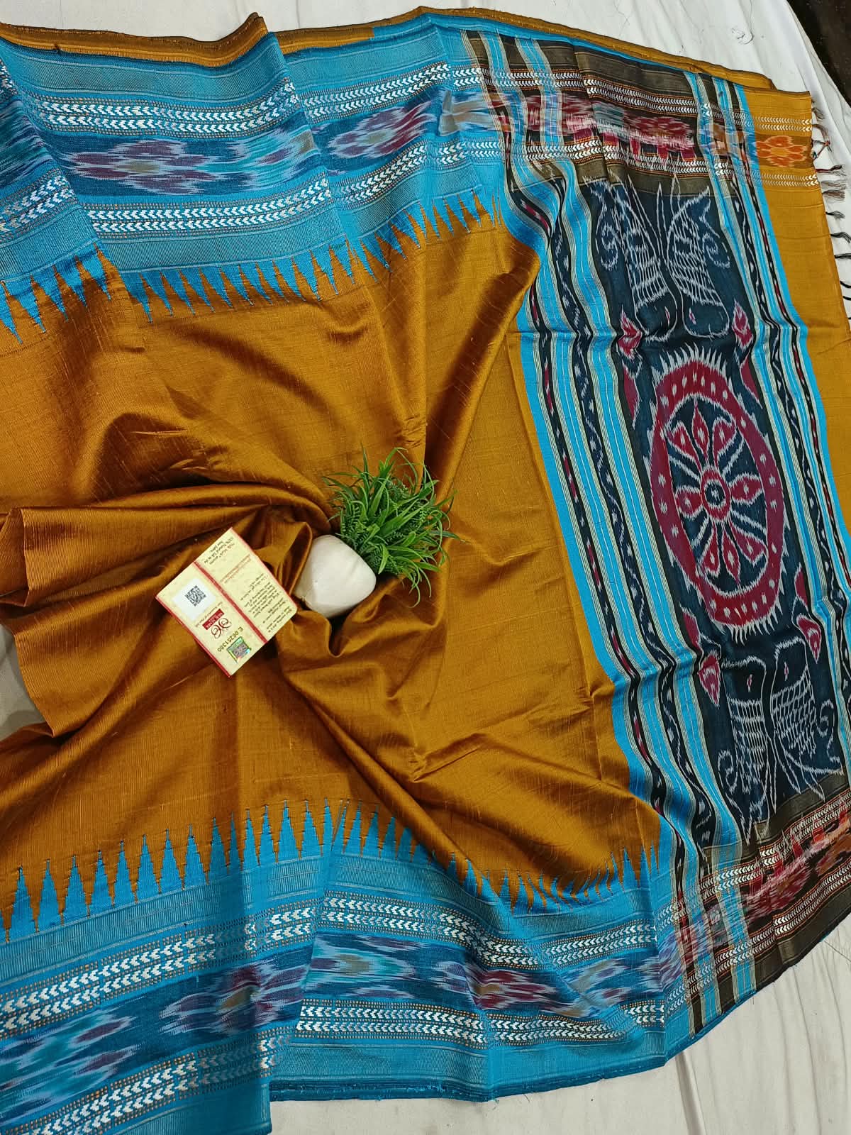 *Pure raw silk handloom Ikkat and vidarbha temple border saree with contrast blouse*
Pure raw silk saree
Silk mark certified
Handloom made
Best quality
