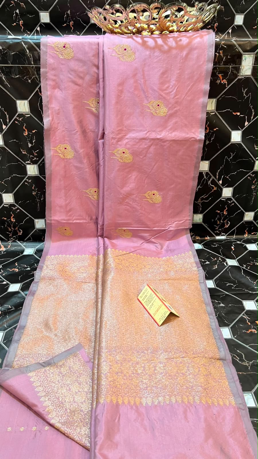 EXCLUSIVE HANDLOOM PURE KATAN SILK
• Fancy Katan, Double Warp
• All-over Meenakari Poth Boota
• Piping Kanji Border with Antique Zari
• Rich Pallu & Heavy Blouse
• Silk Mark Certified
• Smooth & Soft
