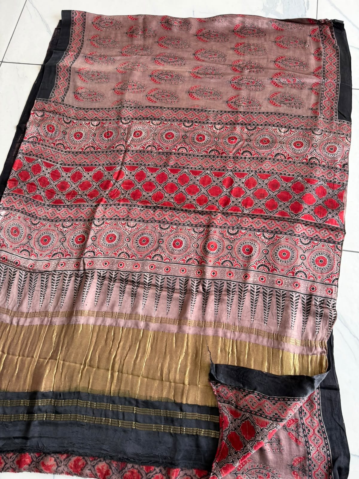 New Arrival Premium Modal Silk 2pc Suit
Top – Modal Silk (2.50 mtr)
Dupatta – Modal Silk (2.50 mtr)
Vanaspati Ajrakh
Kutch Ajrakh Elegant look | Premium Quality | Festive & Party Wear
