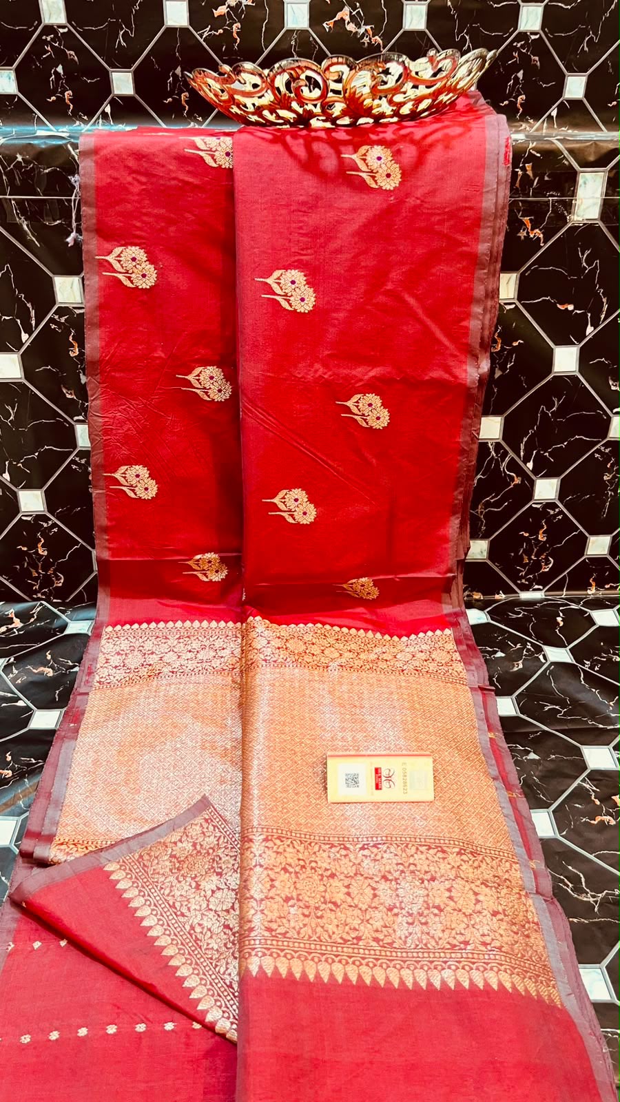 EXCLUSIVE HANDLOOM PURE KATAN SILK
• Fancy Katan, Double Warp
• All-over Meenakari Poth Boota
• Piping Kanji Border with Antique Zari
• Rich Pallu & Heavy Blouse
• Silk Mark Certified
• Smooth & Soft