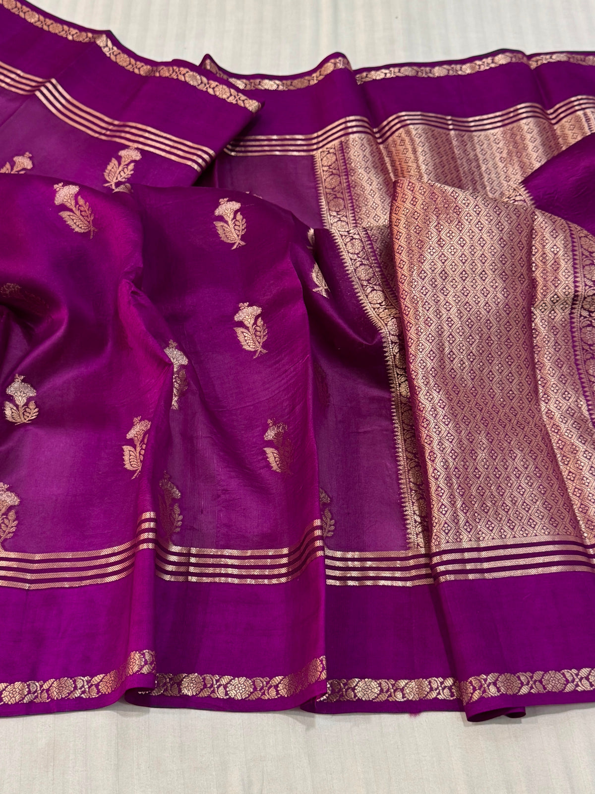 Exclusive Pure Katan Silk Handloom Saree
All-Over Alfi Boota | Kaduwa Border | Pista Zari Work
Rich Pallu | Running Blouse | Silk Mark Certified
Lightweight, Smooth & Soft