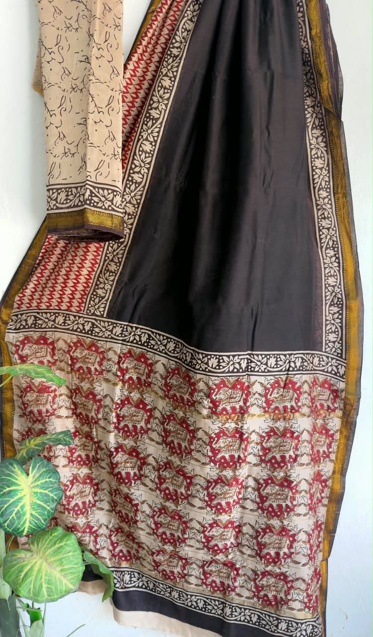 🍁Beautifully Crafted Maheshwari Silk Saree  collection🍁
 Specially Designed in Bagru  jahota rapid dabu hand block print
100% Natural Dye
Fabric : Maheshwari Silk 
Length : 5.5 Meters
Blouse Piece : 0.90 Meter