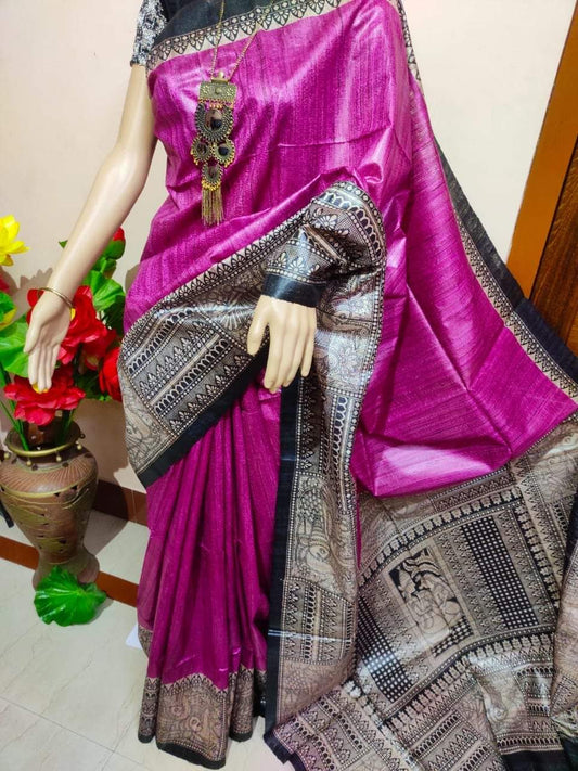 🪴New Design Of  Tussar By Ghicha Screen Print Silk Saree 
All Saree Comes  R Matching 
 Saree. Colour Tassels.
Hand Loom. Saree ..
Running Blouse..Pc ( Saree's Colour)
💯% Silk Saree Comes.With Silk Mark  Certificate (Tag)
Quality 💯% Assured