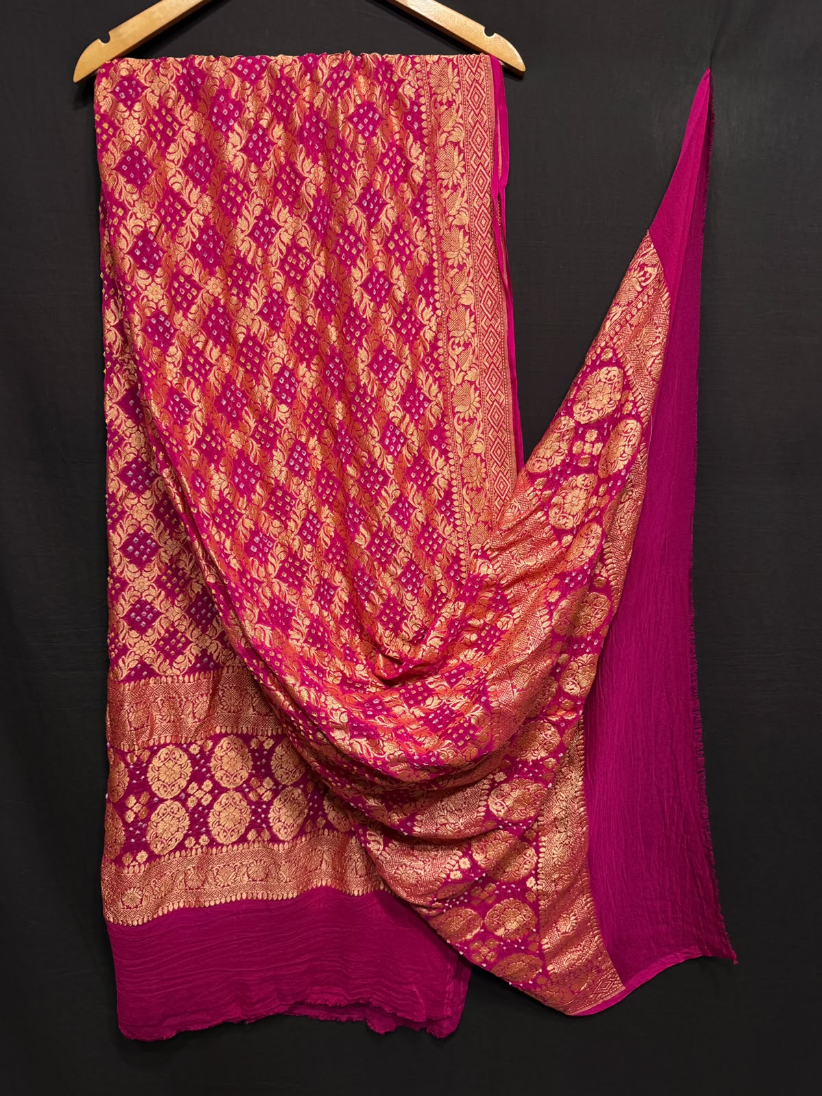 **Nim Zari Bandhej Dupatta**
- **Fabric:** handwoven Georgette
- **Design:** Beautiful Bandhej, Real Nimzari
- **Quality:** Best quality & colour 
- ** colour:** pastel & Dark
**Description:**
- **Length:** 2.50 meters, full length
- **Use:** Dress & Lehenga Choli Dupatta