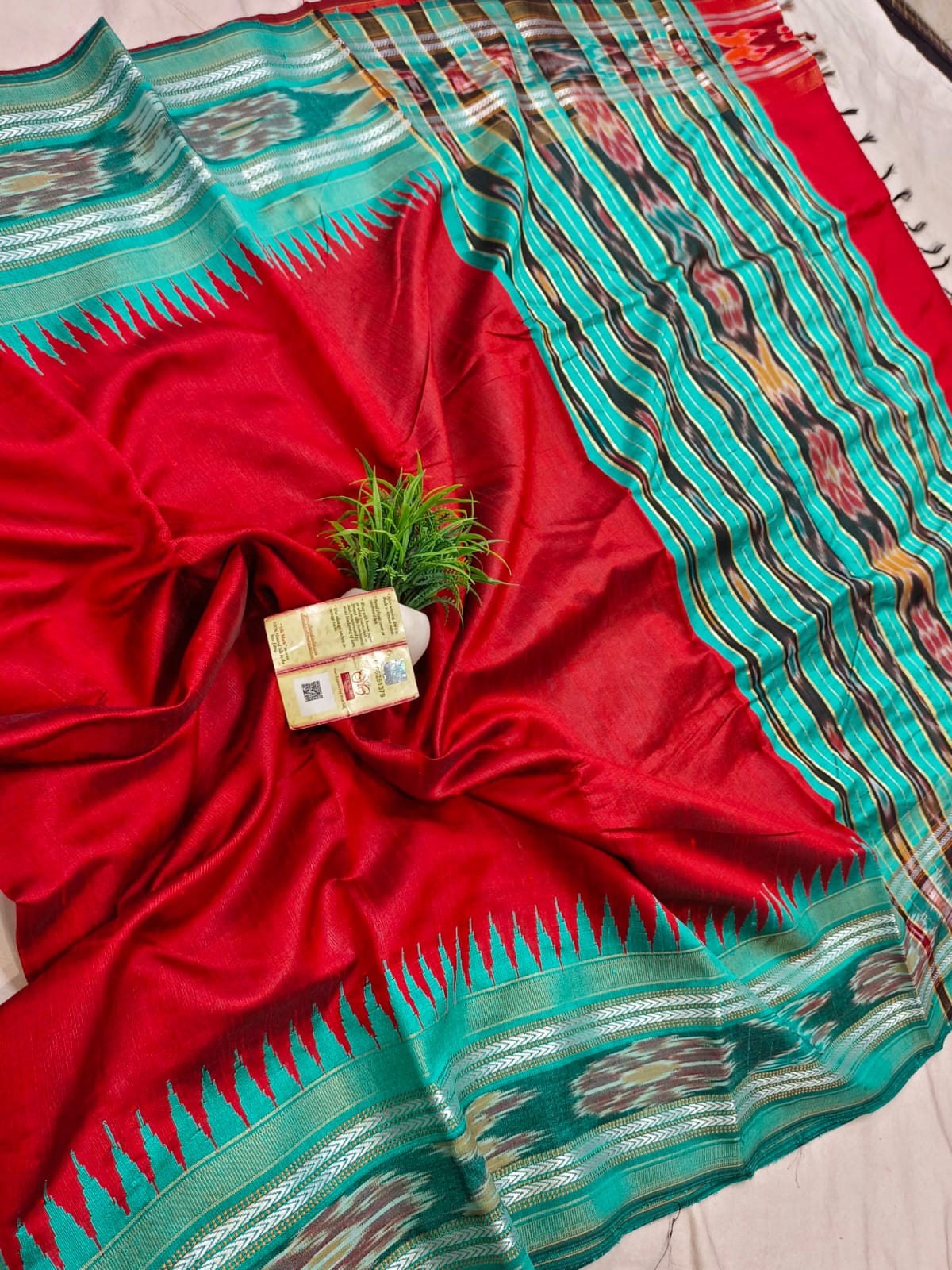 *Pure raw silk handloom Ikkat and vidarbha temple border saree with contrast blouse*
Pure raw silk saree
Silk mark certified
Handloom made
Best quality
Ready to despatch