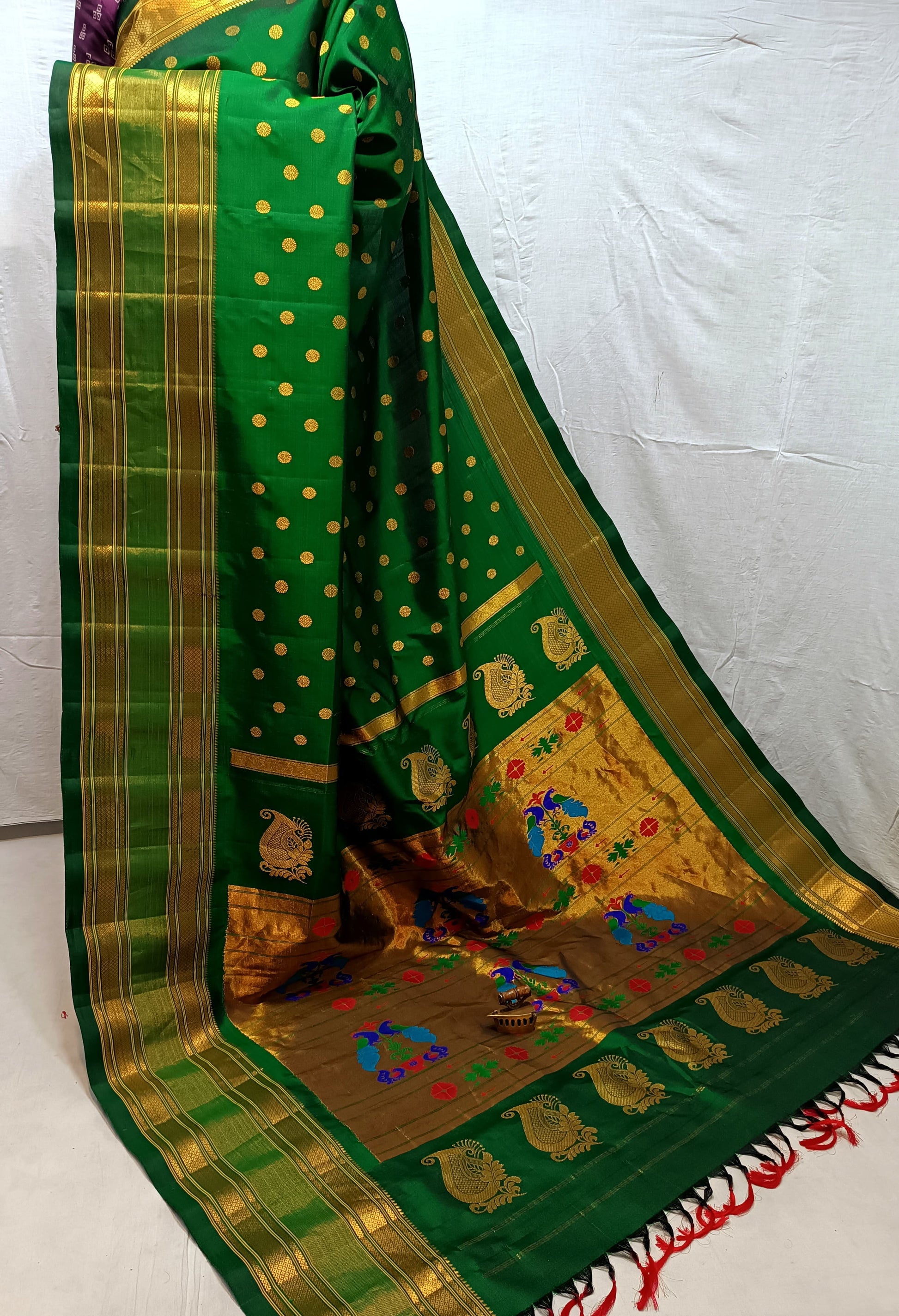 Swamini Maharani Kalanjali Paithani. 
Handmade Saree 
Pure  Silk  Material
Maharani  Pallu
All Over Butta 
Self Blouse.
Soft  Wear