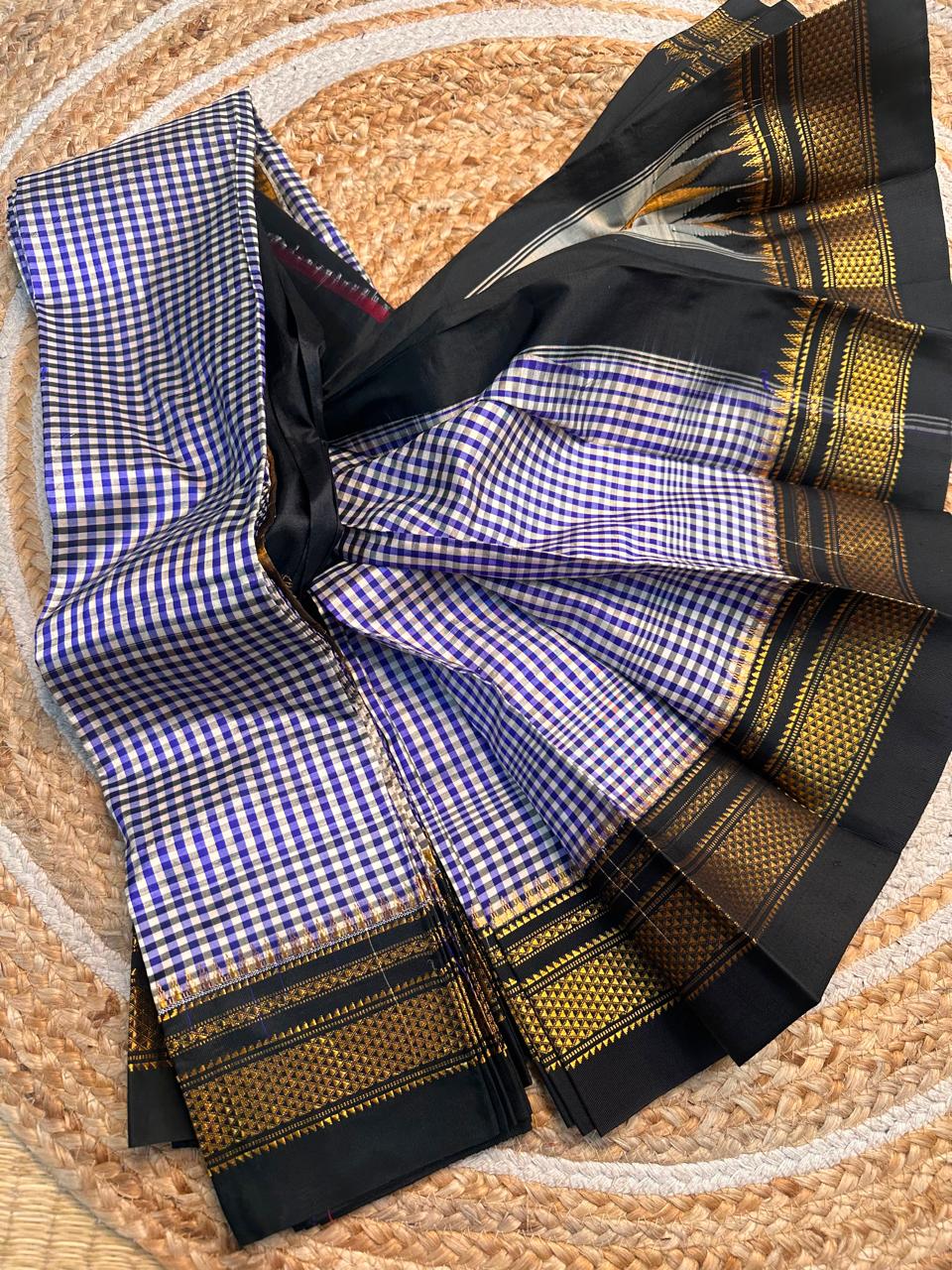 Material - pure silk 
Border - chikki paras
Saree Name -ilkal pure silk small checks with small temple border saree
Pallu -multi tope silk pallu
Blouse -contrast
Handloom -yes
Saree length- 6.2