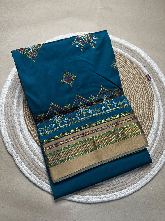Material - shiny Maserised blended blended silk
Border - chikki paras
Saree Name -ilkal special kasuti saree
Pallu -patti pallu
Blouse -running 
Handloom -no
Saree length- 6.2