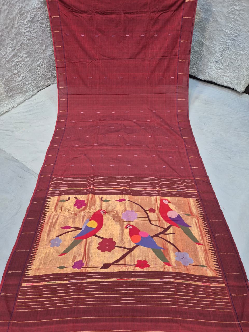 Ek muniya 
cotton handwoven
 paithanis
