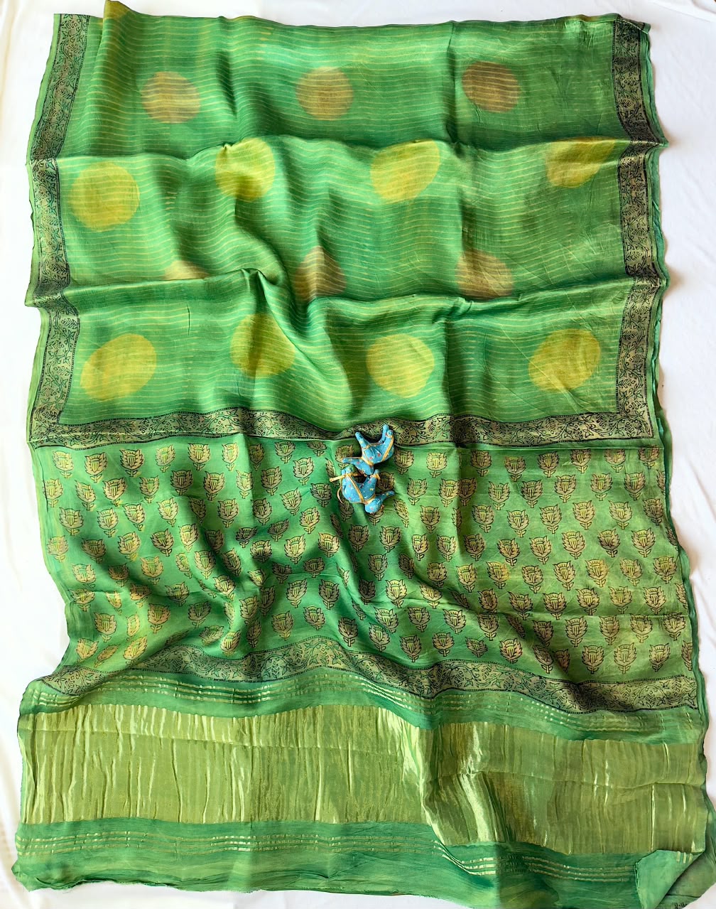 Expo quality *Pure 100% LAGDI PATTA MODAL Gajji Silk Saree*
Bagru handblock print
Ajrakh print & Rapid print 
Print detail's 
*Ayurveda Redefined Anar chilka*
*Nashpal dye Ajrakh print*
*Hand Block & dabu print*
 Use only natural 
(Pomegranate peel)
With beautiful printed blouse 
Saree length:- 6.5m with blouse 👚 
Premium quality