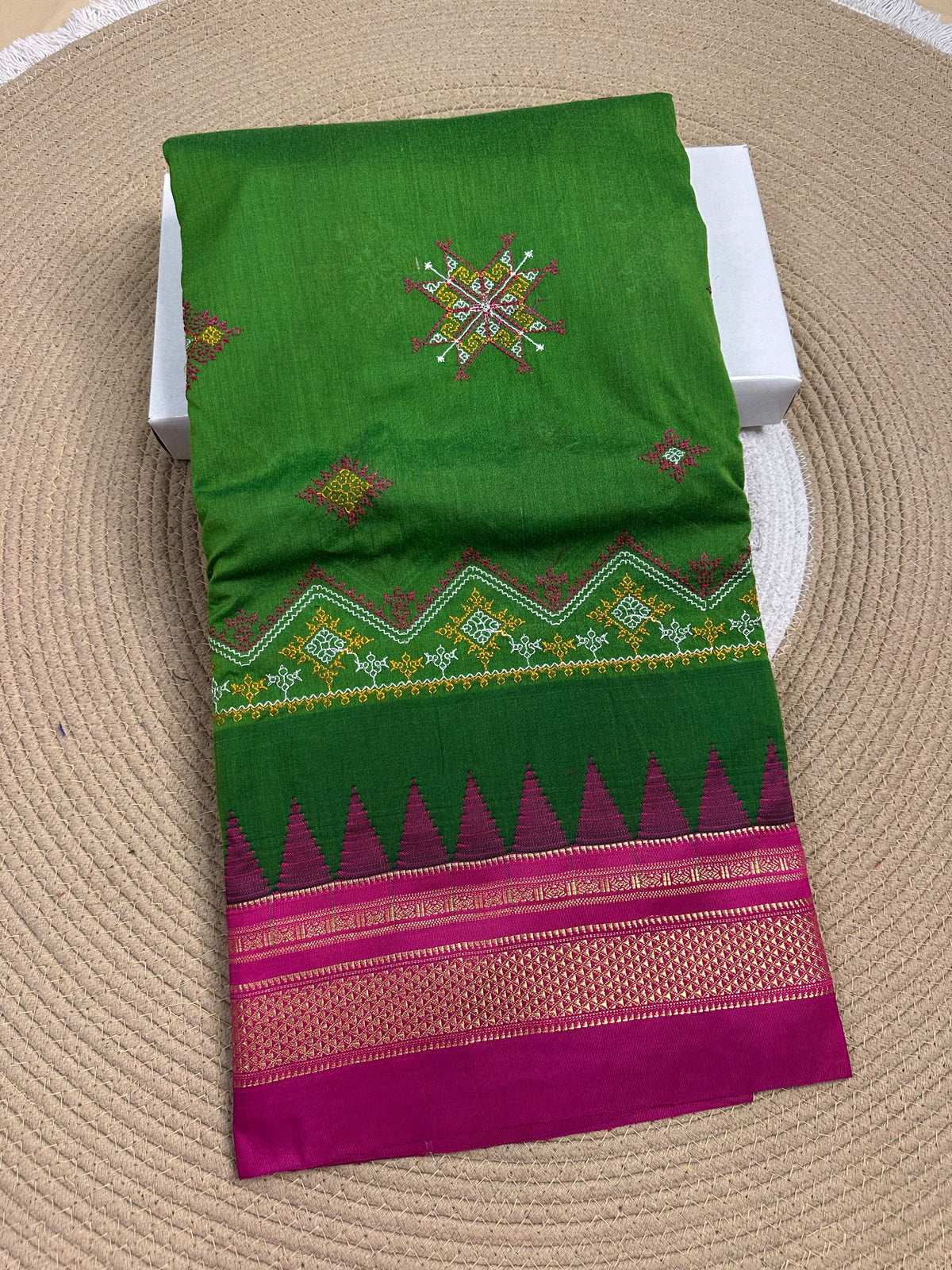 Material - Maserised cotton 
Border - Temple border, Chikki Paras
Saree Name -Tana warpa kasuti saree 
Pallu -Ilkal pallu
Blouse -contrast
Handloom -no
Saree length- 6.2