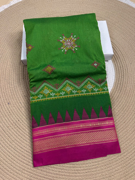 Material - Maserised cotton 
Border - Temple border, Chikki Paras
Saree Name -Tana warpa kasuti saree 
Pallu -Ilkal pallu
Blouse -contrast
Handloom -no
Saree length- 6.2
