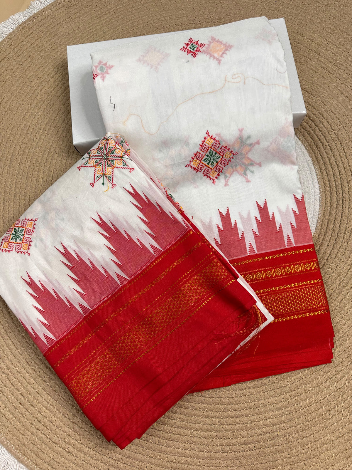 Material - Maserised cotton 
Border - Temple border, Chikki Paras
Saree Name -Tana warpa kasuti saree 
Pallu -Ilkal pallu
Blouse -contrast
Handloom -no
Saree length- 6.2