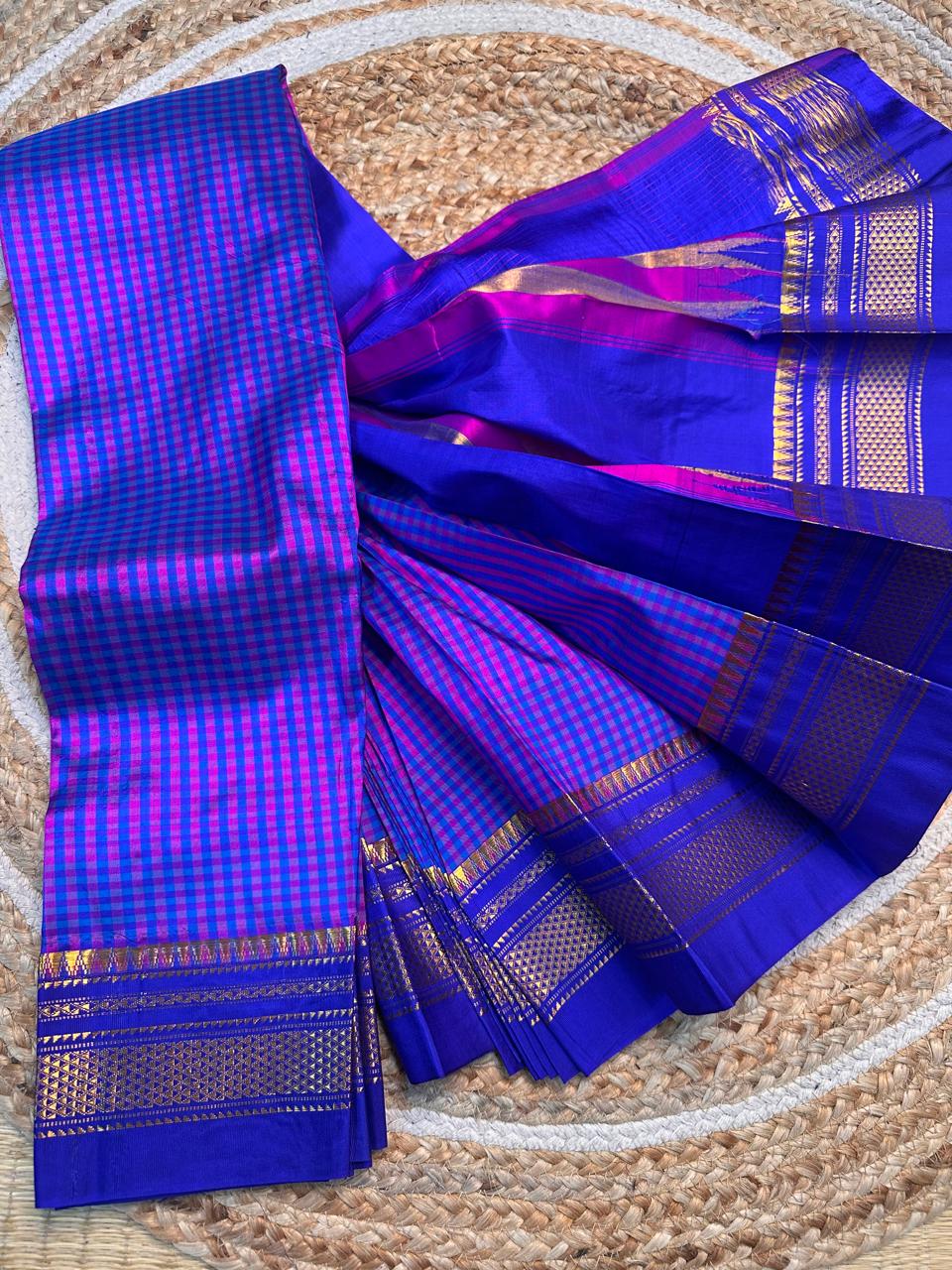 Material - pure silk 
Border - chikki paras
Saree Name -ilkal pure silk small checks with small temple border saree
Pallu -multi tope silk pallu
Blouse -contrast
Handloom -yes
Saree length- 6.2