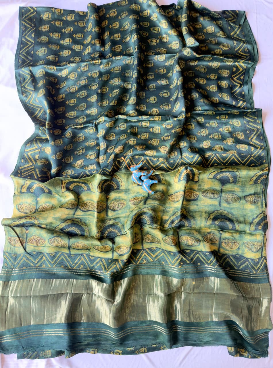 Expo quality *Pure 100% LAGDI PATTA MODAL Gajji Silk Saree*
Bagru handblock print
Ajrakh print & Rapid print 
Print detail's 
*Ayurveda Redefined Anar chilka*
*Nashpal dye Ajrakh print*
*Hand Block & dabu print*
 Use only natural 
(Pomegranate peel)
With beautiful printed blouse 
Saree length:- 6.5m with blouse 👚 
Premium quality