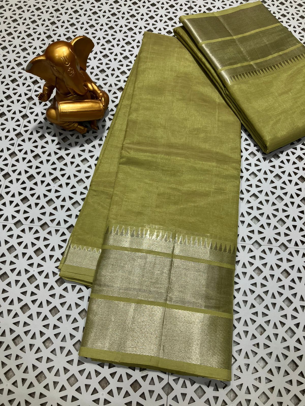 *Material*:Mangalagiri pure pattu by cotton

*Model*:250k jari border plain pure pattu sarees

Running pallu and blouse