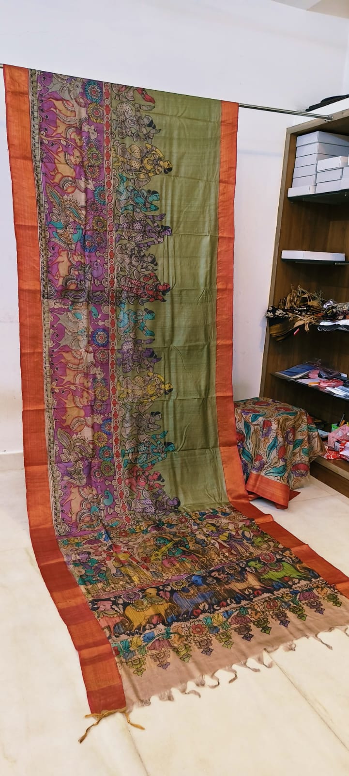 *Kalamkari on Tussar Silk*
*Pen kalamkari*
*Pure desi tusser silk and with hand painted sarees* 
*Length: 6.5 mtr*
*Width 45 inch*
