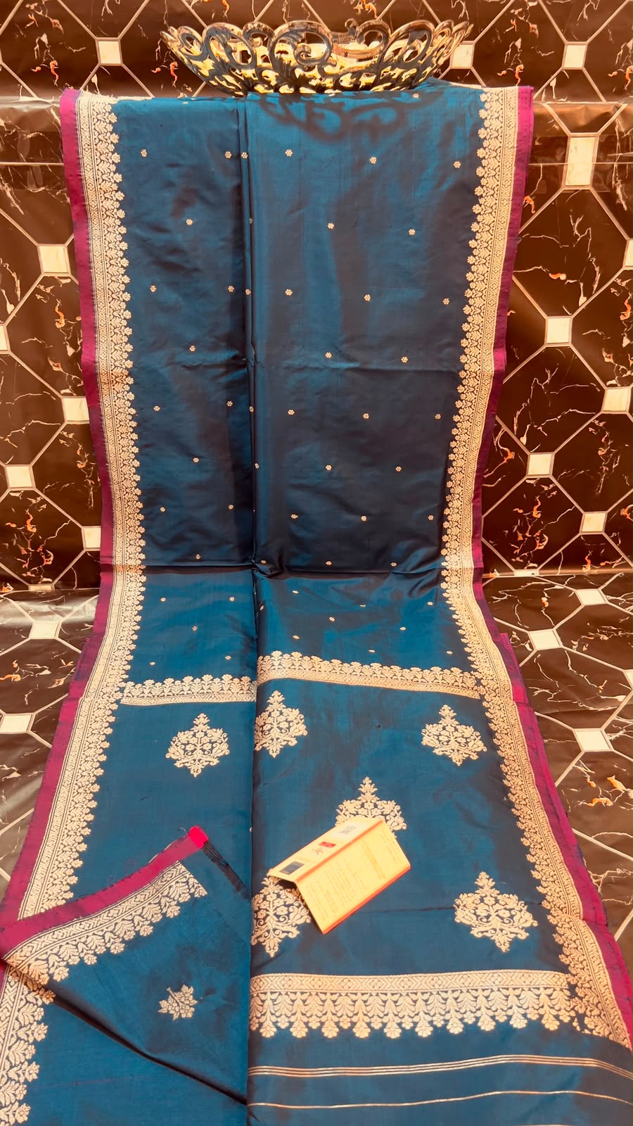 EXCLUSIVE HANDLOOM PURE KATAN SILK
• All-over Kaduwa Booti & Kaduwa Kalni
• Rich Kaduwa Border & Pallu
• Kaduwa Blouse
• Antique Zari
• Silk Mark Certified
• Smooth & Soft