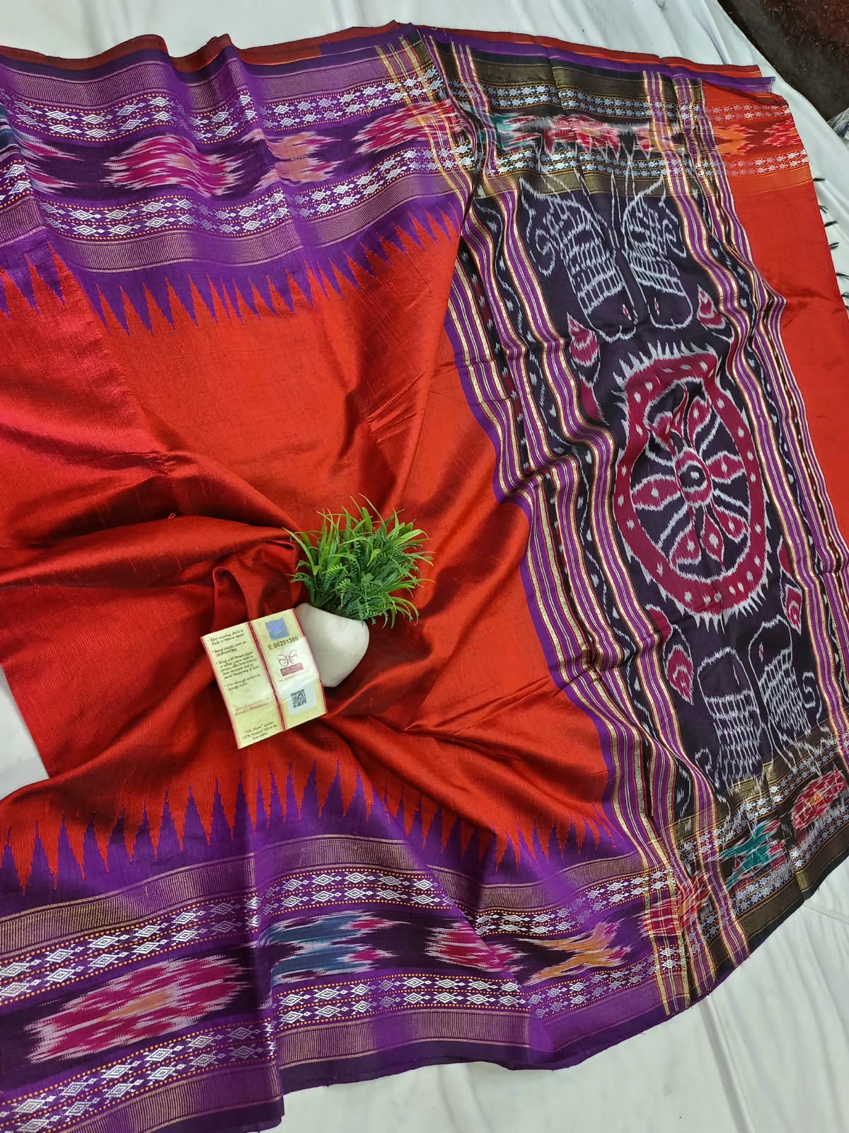 *Pure raw silk handloom Ikkat and vidarbha temple border saree with contrast blouse*
Pure raw silk saree
Silk mark certified
Handloom made
Best quality