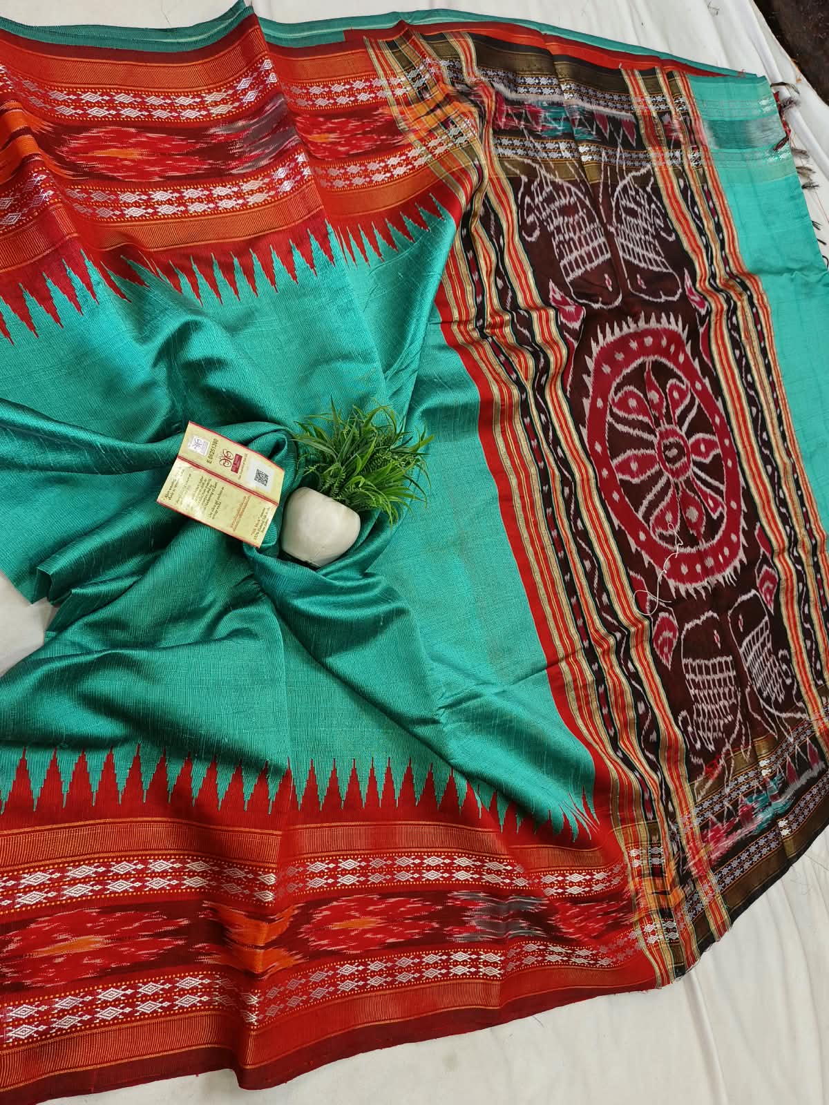 *Pure raw silk handloom Ikkat and vidarbha temple border saree with contrast blouse*
Pure raw silk saree
Silk mark certified
Handloom made
Best quality