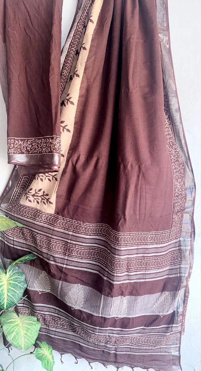 👌🏻Linen collection 👌🏻
.... *Hand* block printed linen saree with blouse.....
Size 6.5 with blouse
Natural dye n colour
 
Pure hand ( without screen print ) 