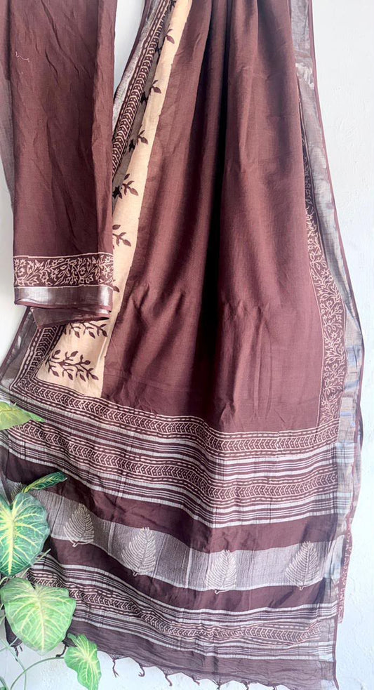 👌🏻Linen collection 👌🏻
.... *Hand* block printed linen saree with blouse.....
Size 6.5 with blouse
Natural dye n colour
 
Pure hand ( without screen print ) 